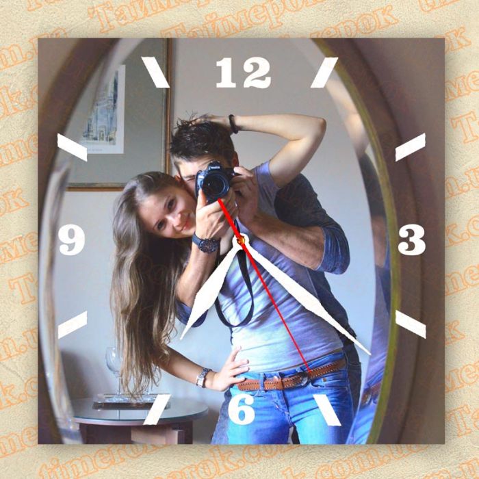 Фотографія на настінному годиннику