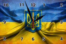 Настінний годинник з символікою України на склі
