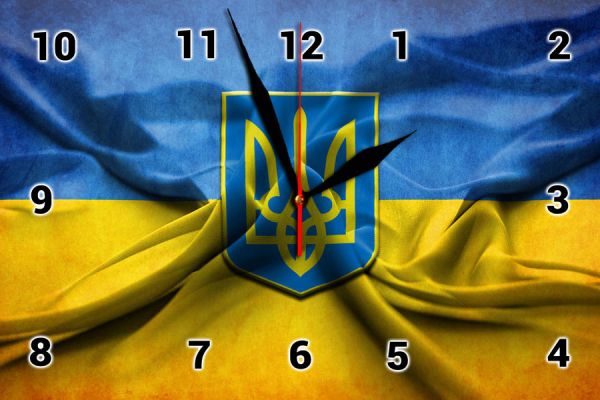 Настінний годинник з символікою України на склі